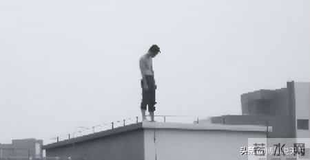 他28岁跳楼身亡,离开前顶楼徘徊3小时,留17字感人遗言告别人间