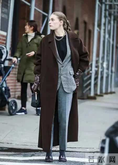今年流行灰+棕，穿出高级的时髦感
