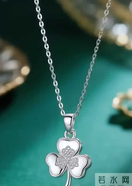 男子在路边捡到一女婴，30年后，发现她竟戴着我当初送战友的项链