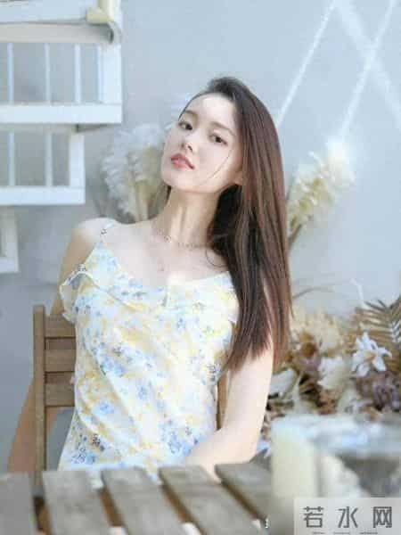 吊带连衣裙这样穿，高级感满满，让你尽显清新淡雅的时尚风采