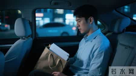 丈夫月薪十万提离婚,民政局分手后我消失,他看见副驾驶文件袋悔疯