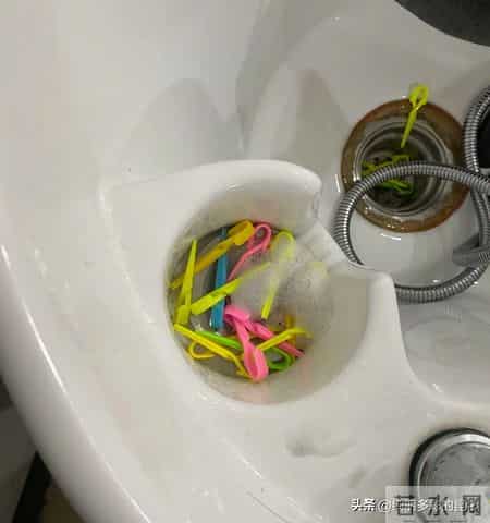 笑死！店员吐槽客户理发前不在家洗头，网友：我故意的！