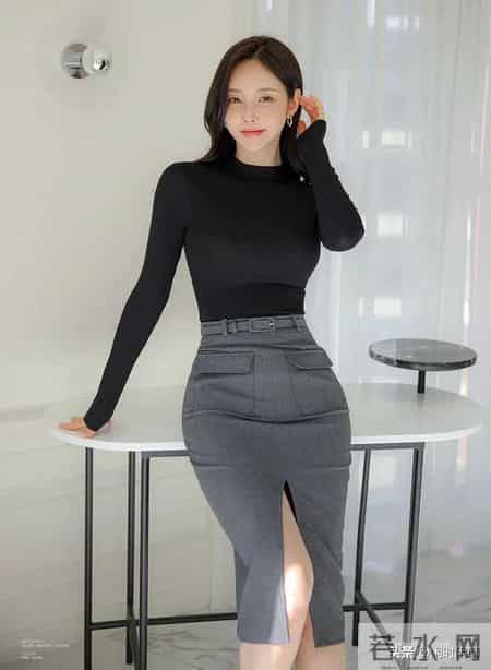 剪裁利落，黑衫配开衩灰裙，刚柔并济显都市风韵。