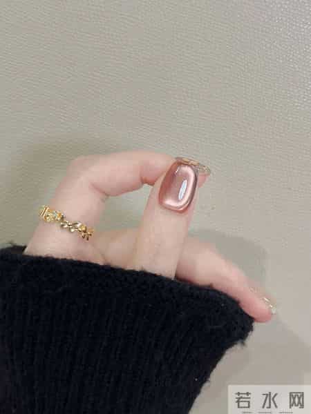 “指尖的冬季序曲｜当雪花吻上落叶”