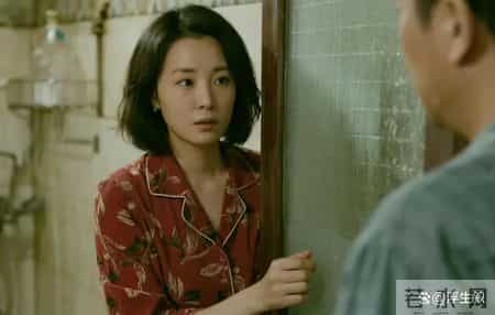 老公一出差楼上必漏水，他总说：都是邻居，忍忍吧，直到我假装出门后悄悄折返，敲开门的瞬间我顿时懵了