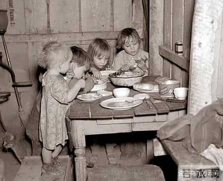 48张老照片看奇闻奇事，爱因斯坦合影卓别林，沙漠中的绿洲，在建中的埃菲尔铁塔