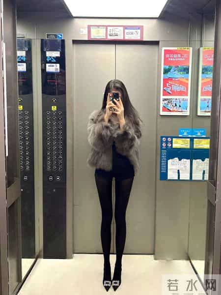 “厚黑袜+毛绒外套”，保暖不臃肿，照片也很出片