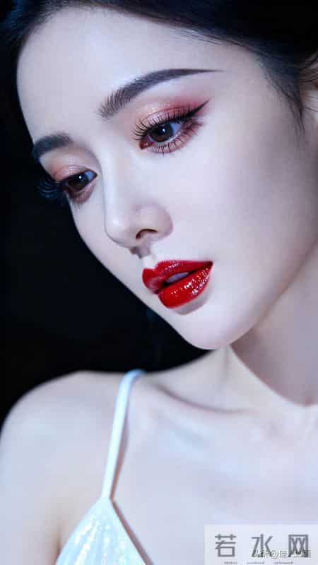 烈焰红唇配清冷眼神，这颜值你给打几分？