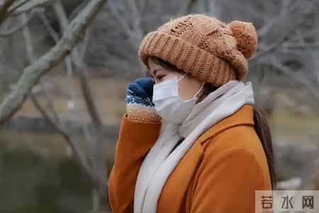 天气寒冷,常戴帽子好吗?医生:过了69岁,戴帽子千万注意这几点