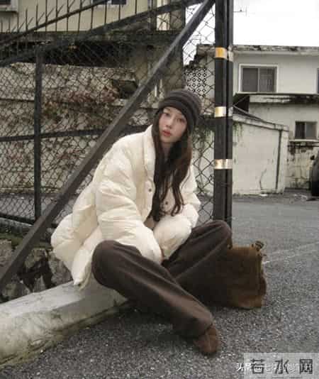 冬天别总穿黑裤子，今年流行“小棕裤”，这样穿时髦又高级