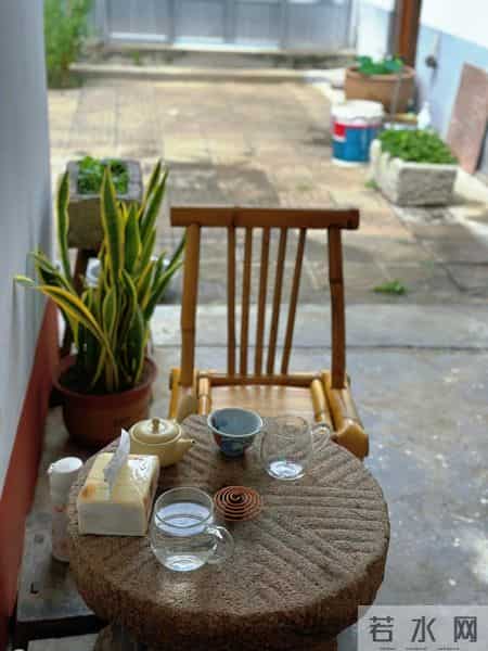 院子有个石磨盘,用来喝茶