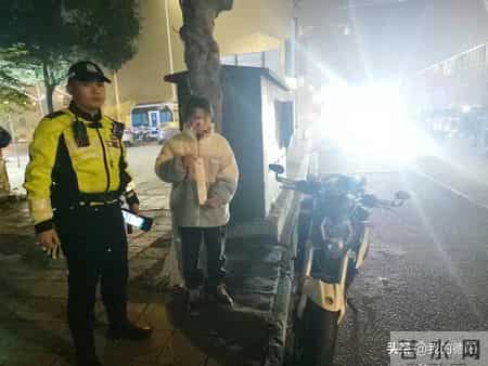 大晚上,德阳街头有人做这种事!当场被拦下