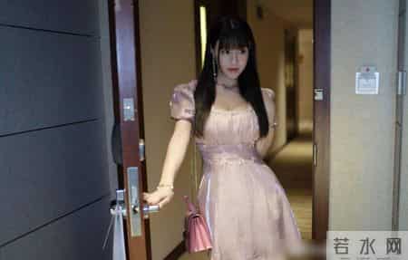 淡粉色缎面连衣裙，给人一种温柔、甜美的感觉，瞬间年轻几岁