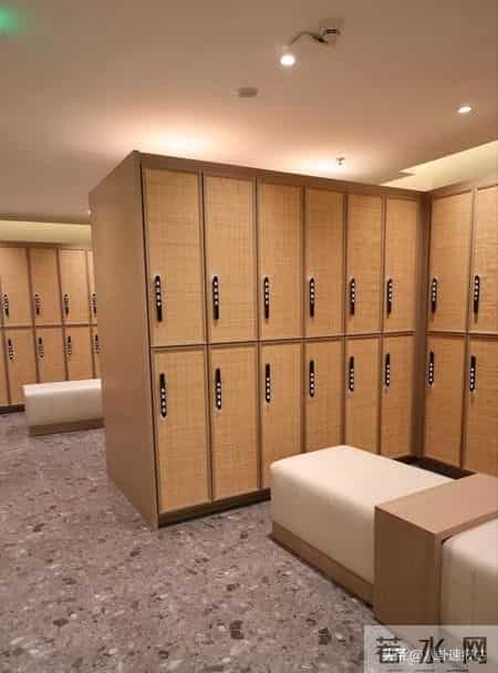 河南男子闯女澡堂打人，8名女顾客被看光，浴池赔20张澡票了事？