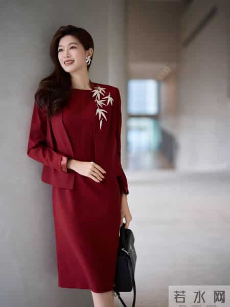 广东省台主持人彭婷婷今日穿红色职业装,脚踩高跟,走路生风