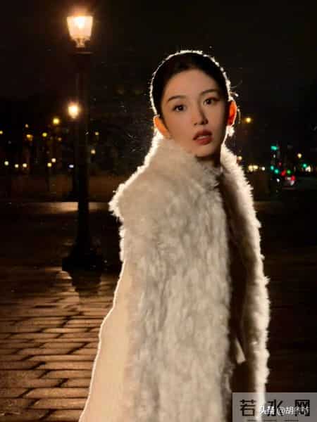 巴黎明星见光死！刘嘉玲发际线秃，周也脸肿，温碧霞一身红好辣眼