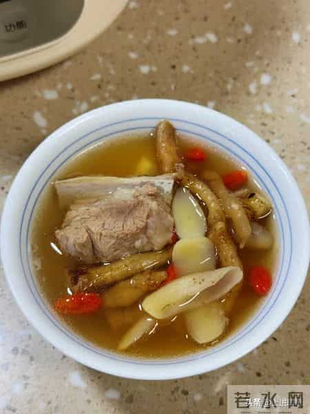 对肺非常好的一碗汤，冬天干燥不妨多给孩子喝，滋阴润肺