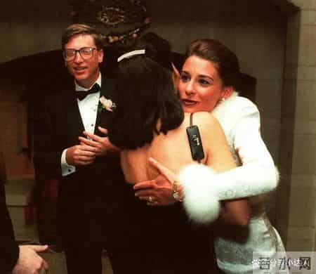 回顾：与小12岁男友甜蜜牵手，比尔盖茨前妻的 LV 老花穿搭，竟被嘲 “土豪感” 拉满