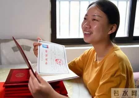 她每晚和弟弟同睡一床，为弟弟洗澡，不找男朋友，后来才知道，她是有苦衷的