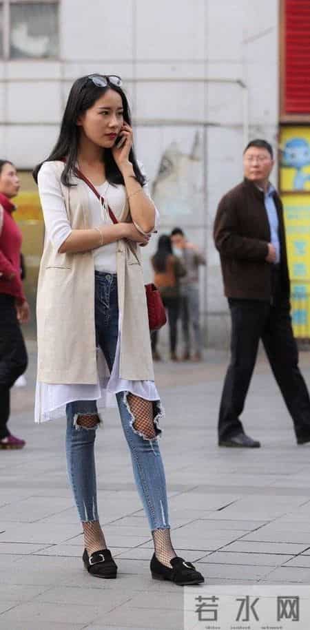 破洞牛仔裤内搭渔网袜，别提多吸睛了