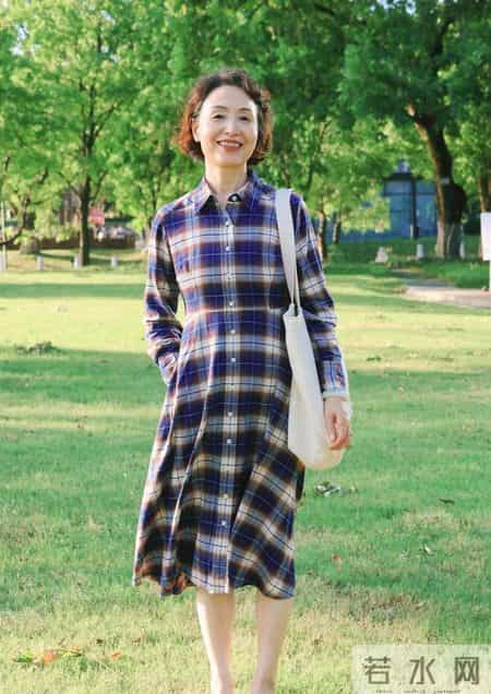 又发现超会穿的外婆！62岁穿衣简约大方，看着年轻时髦又自然