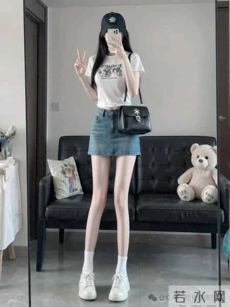 “白 Polo + 牛仔短裙” 太绝了！