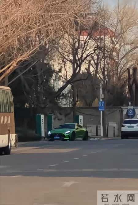 大头真是800个心眼！开辆酷炫绿色新车打着闪光灯，跟谁打招呼呢