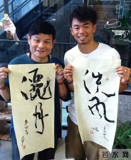 他娶了小24岁妻子，婚后生一儿一女，妻子一夸他帅就会飘