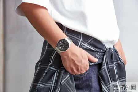 2026 腕表新风向：全金属、黑色系走红，好表就该日常百搭