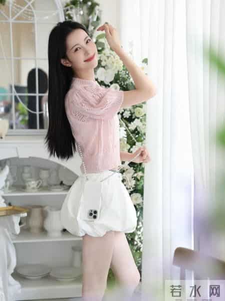 粉白配色穿不好显幼稚？用“软硬材质混搭”破局，甜而不腻