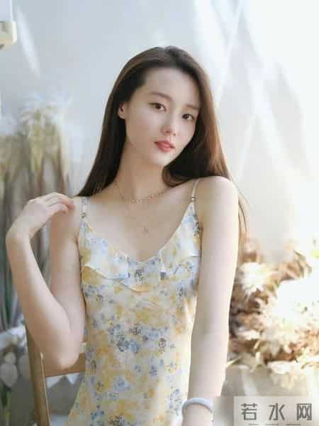 吊带连衣裙这样穿，高级感满满，让你尽显清新淡雅的时尚风采