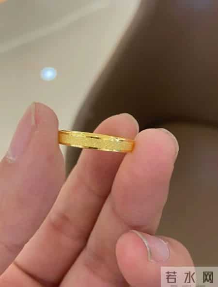 5克小金戒指竟然这么显眼，路人都在偷看
