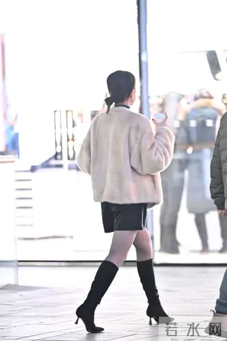 5厘米的黑色尖头细跟长靴，超薄黑色丝袜，黑色皮短裤