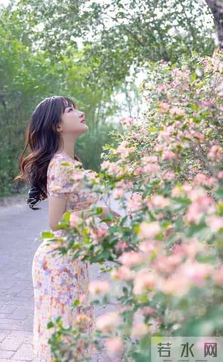 夏天正在悄悄度过，衣柜里怎么少得了一件碎花连衣裙呢！