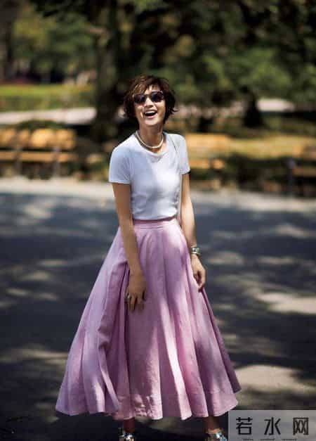 53岁富冈佳子为何如此受欢迎？除穿搭连头发都有人模仿，看完就知