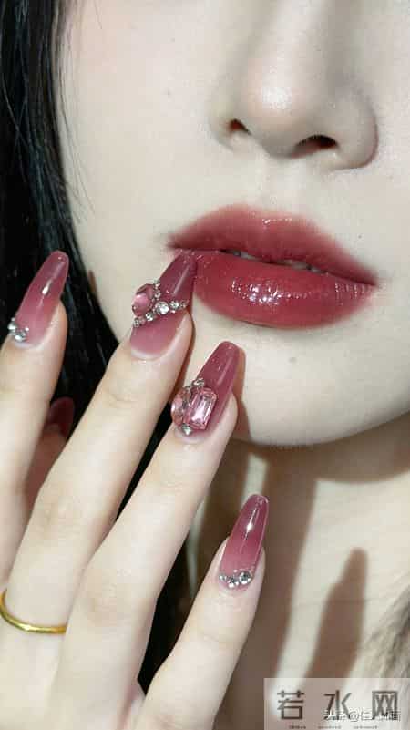 一枚金戒+水晶美甲，精致感直接拉满