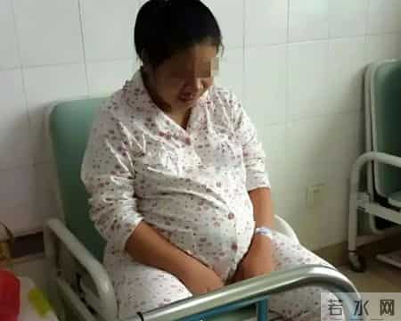 63岁母亲帮女儿带娃，5个月后腹部隆起，女儿看完监控后崩溃