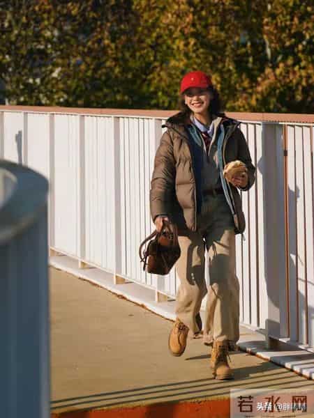 秋冬穿搭想摆脱沉闷？可以试试那种亮色系叠穿！