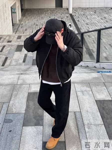 冬日这样穿绝啦，黑棉服叠穿咖卫衣，舒适感感爆棚，爱了爱了