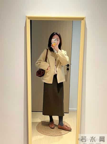 这才是中年女人该有的秋冬打扮：外套+阔腿裤半裙，优雅舒适时髦