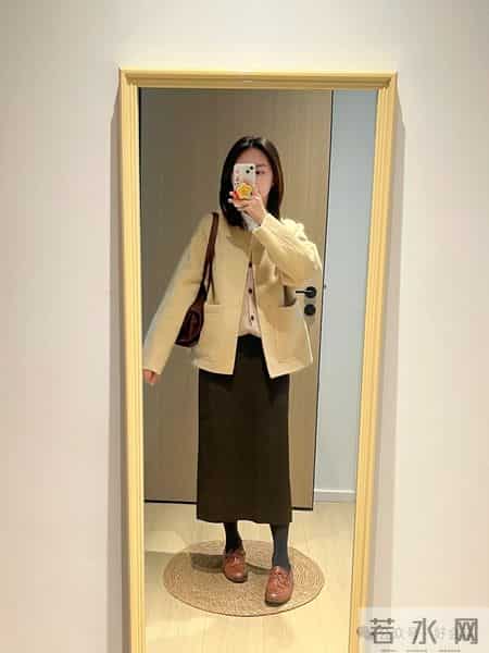 这才是中年女人该有的秋冬打扮：外套+阔腿裤半裙，优雅舒适时髦