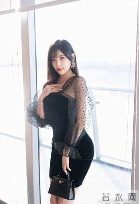 黑色丝绒连衣裙，自带高级显瘦的效果，让你韵味十足