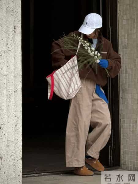 “阔腿裤+勃肯鞋”竟是冬天最流行组合，松弛又减龄