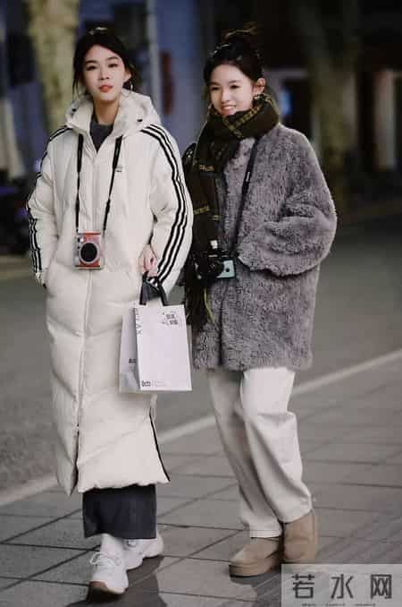 穿羽绒服配什么裤子好看？看杭州、上海街拍就知道：小脚和阔腿的差距大