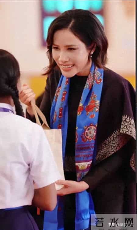 贵妃最后1站！印度小学做功德，戴爱马仕上万披肩 心情沉重不开心