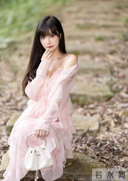 粉色吊带裙和披肩让女性在保持自己成熟的同时展现出青春和活力