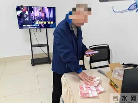 一箱“水果”7万块，出租车果断拐进派出所！