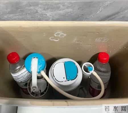 为什么不能“倒水冲马桶”？很多人不懂，多亏维修师傅提醒：以为节约，实则隐患大！