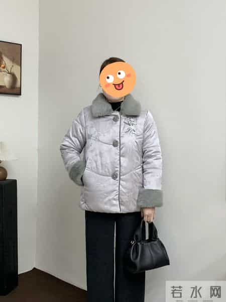 六十岁婆婆选中了几套衣服，要在奶的寿宴上穿，帮忙看看哪套合适