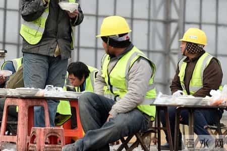 04年，父亲把双胞胎女儿送人，20年后疯狂寻找，只想知道过得如何